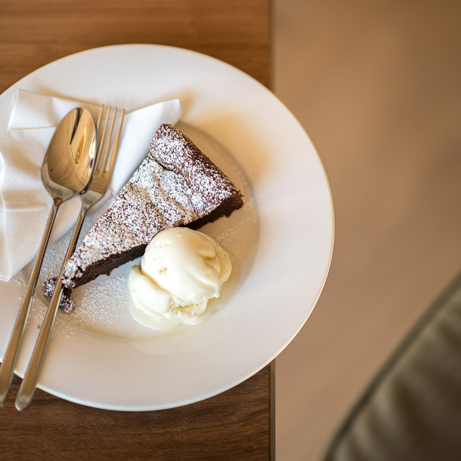 Schokoladekuchen mit hausgemachtem Eis